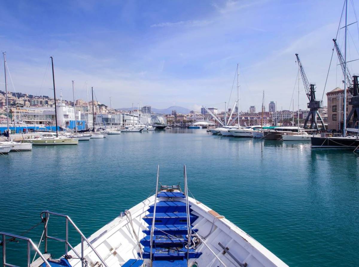 Genova. L'immagine fulminea di un tentativo di fuga dalla quotidianità verso l'aria profumata del mare